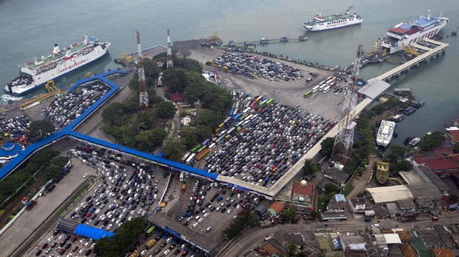 Ribuan pemudik memadati tol Trans Sumatera jalur Bakauheni-Terbanggi Besar pada H-5 kemarin. Jalan tol ini belum dikenakan tarif alias gratis bagi pengendara.