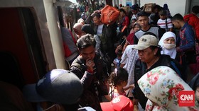 Arus Mudik di Stasiun Senen Lebih Ramai Ketimbang Tahun Lalu