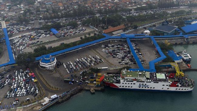 ARUS MUDIK PELABUHAN MERAK Foto aerial suasana arus mudik di Pelabuhan Merak, Banten, Jumat (23/6). PT ASDP Indonesia Ferry (Persero) menyatakan dari H-10 hingga H-3 jumlah penumpang baik pejalan kaki maupun penumpang dalam kendaraan yang telah diseberangkan dari Merak ke Bakauheni mencapai 634.239 orang. ANTARA FOTO/Sigid Kurniawan/foc/17.