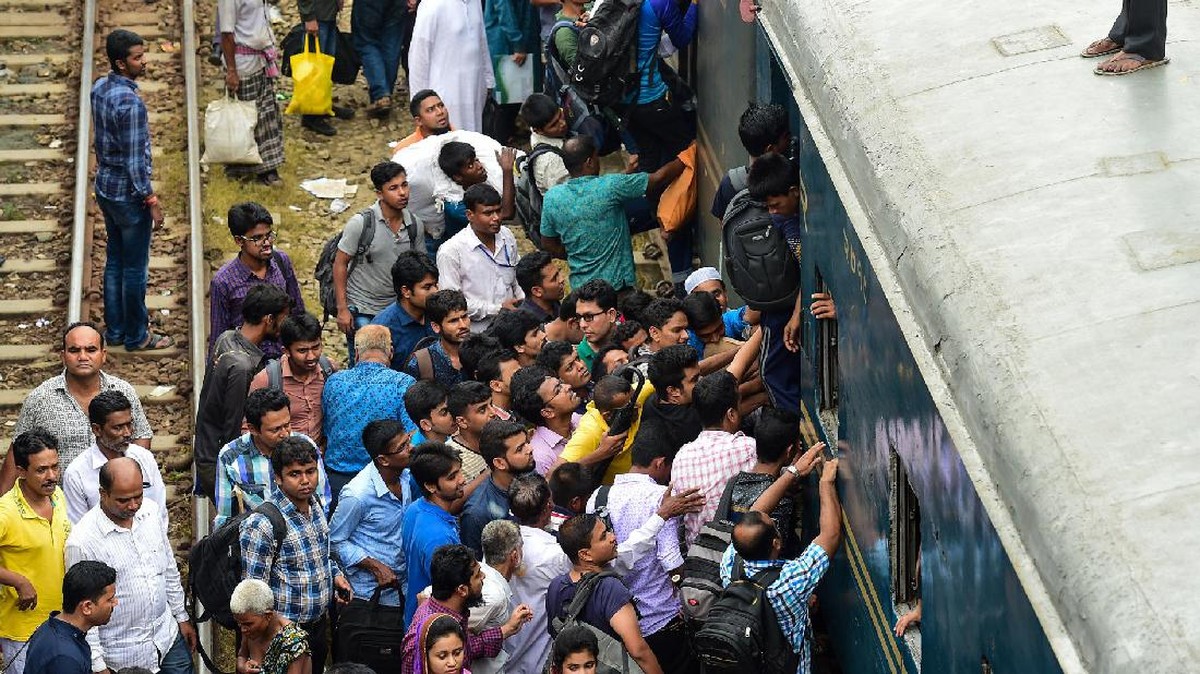 Warga Bangladesh Bertaruh Nyawa Kembali ke Kampung Halaman