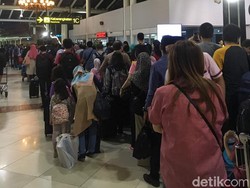 Antrean Bandara Soetta Padat, 106 Penumpang Turun di Medan Hari Ini