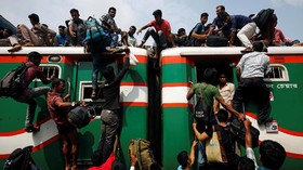 Warga Bangladesh Bertaruh Nyawa Kembali ke Kampung Halaman