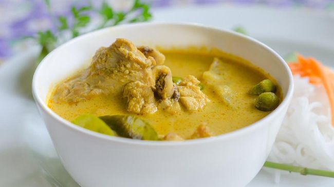 Opor dan ketupat menjadi menu 'wajib' kala Lebaran. Merunut sejarahnya, makanan ini punya cerita unik, dari kisah blusukan Raja hingga simbol saling memaafkan.
