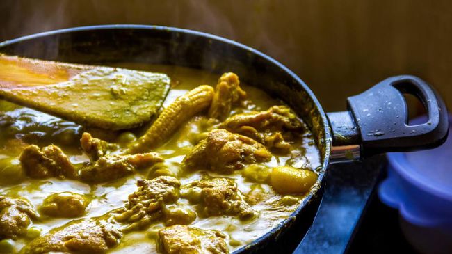 Tak bisa dipungkiri makanan bersantan seperti opor ayam atau gulai kambing memang menggiurkan. Tapi ada bahaya di balik panganan-panganan itu.