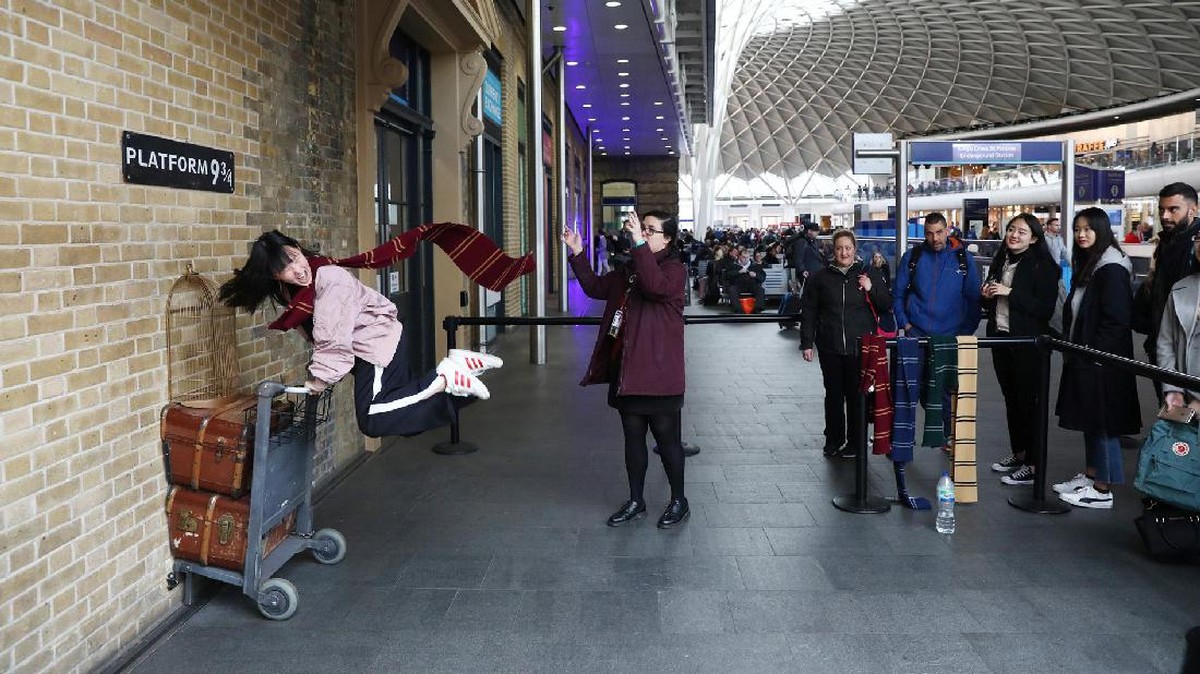 FOTO: 20 Tahun Terhipnotis Sihir 'Harry Potter'