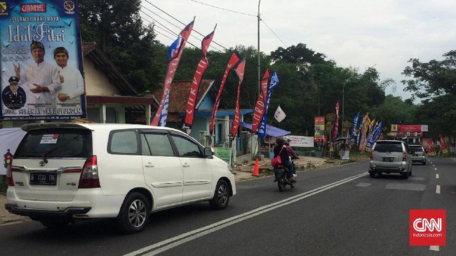Arus mudik yang melewati Jalur Nagreg, Kabupaten Bandung, mulai dipadati pemudik pada Jumat (29/4) malam.