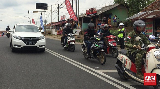 Sejak semalam, polisi berulang kali menerapkan sistem buka tutup untuk mengurai kemacetan lalu lintas di jalur Nagreg. Sistem itu, dianggap efektif.