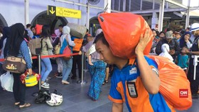 Berkah Lonjakan Pemudik bagi Porter Stasiun Senen
