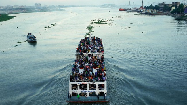 Warga Bangladesh Bertaruh Nyawa Kembali ke Kampung Halaman