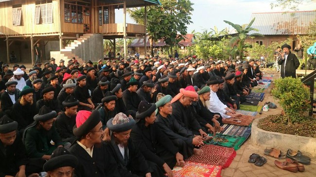 Umat muslim di Kabupaten Gowa, Sulawesi Selatan yang disebut Jemaah An Nadzir telah merayakan Hari Raya Idul Fitri 1438 H pada hari ini.