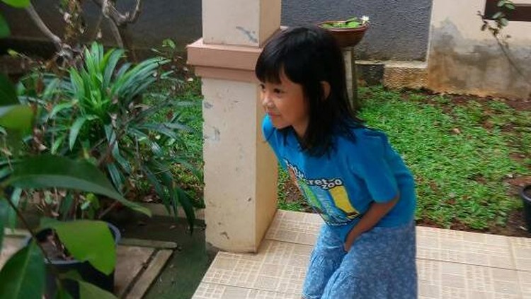Aduuuh! Anak kebelet pipis saat mudik. Jangan ditahan ya Nak.