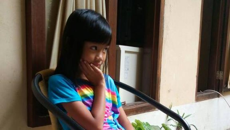 Kedekatan anak pada si mbak ART bisa saja membuatnya sedih waktu si mbak mudik. Agar itu tidak terjadi, yuk coba lakukan hal ini Bun.