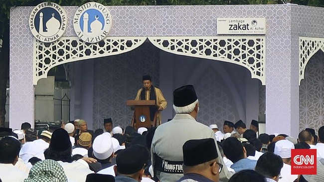 Bachtiar Nasir mengajak umat muslim di Indonesia untuk memeluk ajaran Islam secara total dan tidak setengah-setengah dalam khutbah Salat Id di Masjid Al Azhar.