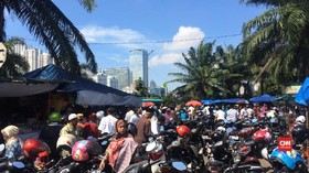 Warga Padati TPU Karet Bivak di Ziarah Hari Pertama Lebaran