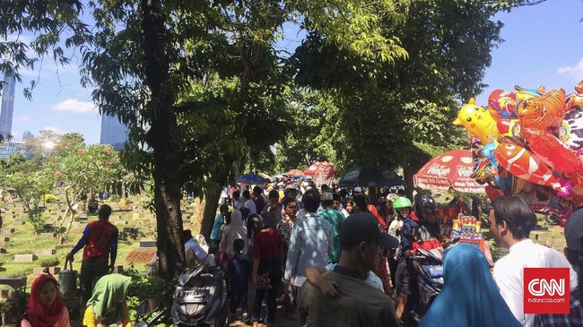 Di kala umat muslim lain berkunjung ke sanak saudara, para pedagang di TPU Karet Bivak lebih memilih untuk berjualan dan menampung hujan rezeki.