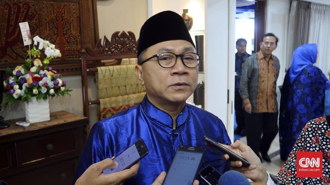 Sejumlah tokoh politik hingga menteri kabinet kerja mendatangi rumah Ketua MPR Zulkifli Hassan yang menggelar open house lebaran 2017. Diantaranya, Anies-Sandi.