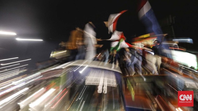 Satgas Penanganan Covid-19 Kabupaten Bogor membubarkan rombongan warga yang melakukan takbir keliling menggunakan truk di jalur Puncak pada Rabu (12/5).