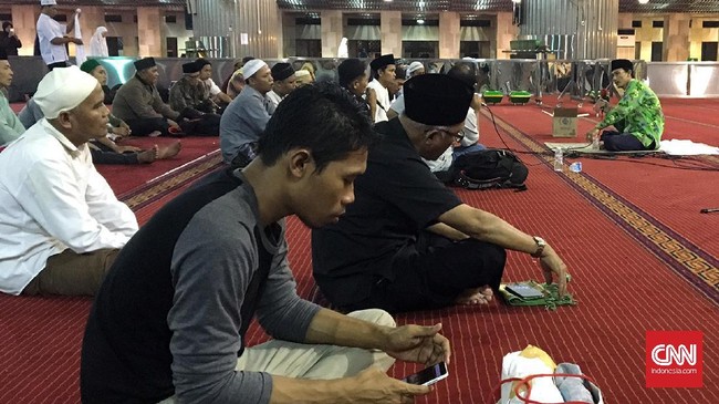 Tak ada pawai meriah dan musik riuh di Masjid Istiqlal Jakarta saat malam takbir. Istiqlal justru syahdu dengan lantunan takbir bersahutan dari para muazinnya.