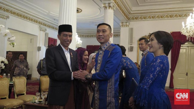Presiden Joko Widodo menitip salam kepada Susillo Bambang Yudoyono saat menyambut kedua putranya dalam acara halalbihalal di Istana Negara.