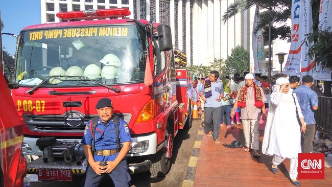 Meski berjaga sejak pukul 03.30, semangat para pemadam kebakaran untuk mengikuti salat Id tak padam. Mereka menggelar sajadahnya di samping mobil tugas.