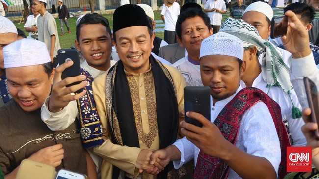 Satu tahun lalu, Bachtiar Nasir tak demikian populer. Di lebaran tahun ini, banyak yang memburunya untuk sekadar 'berselfie'.