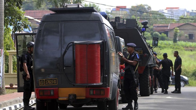 Syawaludin Pakpahan alias SP, tersangka penyerangan pos jaga Mapolda Sumatera Utara pernah ikut bertempur di Suriah. Diduga dia merupakan sel ISIS di Tanah Air.