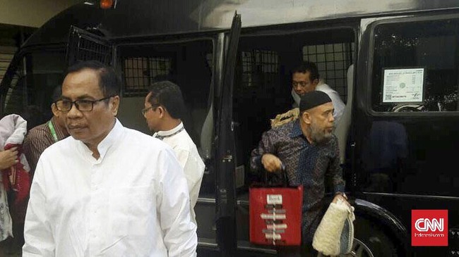 Dalam penjagaan ketat, para tahanan KPK menjalani ibadah salat Id di Rutan Guntur. Setelahnya, mereka bertemu keluarga selama beberapa jam.