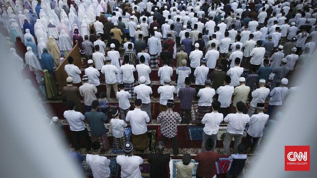 Umat muslim melaksanakan salat Ied pertama di Masjid Raya KH Hasyim Asy'ari, Jakarta (25/6). Pemerintah menetapkan 1 Ramadan 1438H jatuh pada Sabtu (25/5).  (CNN Indonesia/ Hesti Rika)