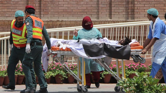 Setidaknya 123 orang tewas akibat insiden truk tangki minyak meldak setelah terguling di Pakistan pada Minggu (25/6).