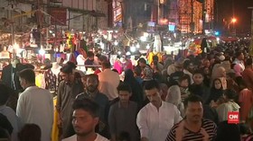 Warga Banjiri Pasar Malam di Pakistan Jelang Idulfitri