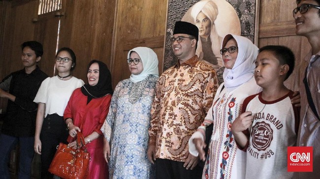 Open House yang digelar Anies Baswedan dihadiri sejumlah masyarakat dari berbagai lapisan masyarakat. Anies mengaku terharu dengan hadirnya masyarakat.