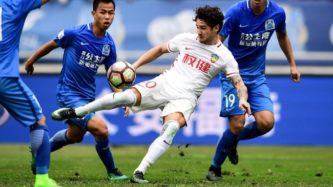 Mantan penyerang AC Milan Alexandre Pato membuka peluang kembali ke Liga Italia Serie A dan bersedia membela klub rival I Rossoneri, Inter Milan.