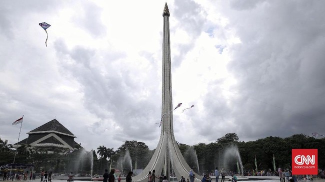 Pemerintah mengambilalih pengelolaan TMII dari Yayasan Harapan Kita yang dibentuk mendiang Tien Soeharto.