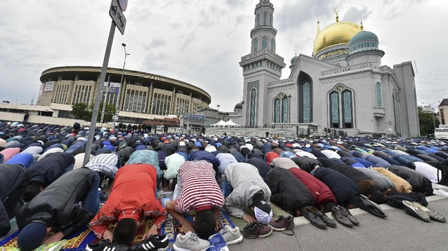 Semarak perayaan Idulfitri tak hanya terasa di Tanah Air. Para WNI yang berdomisili di Eropa pun turut merayakan Hari Kemenangan di Benua Biru.