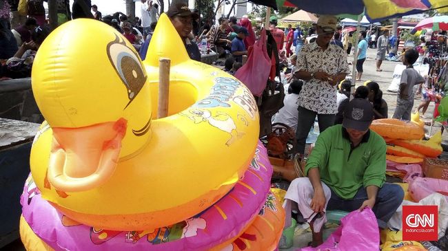 Ban renang berbentuk bebek menjadi primadona tersendiri di Pantai Indah Barat, Taman Impian Jaya Ancol, saat libur Lebaran.
