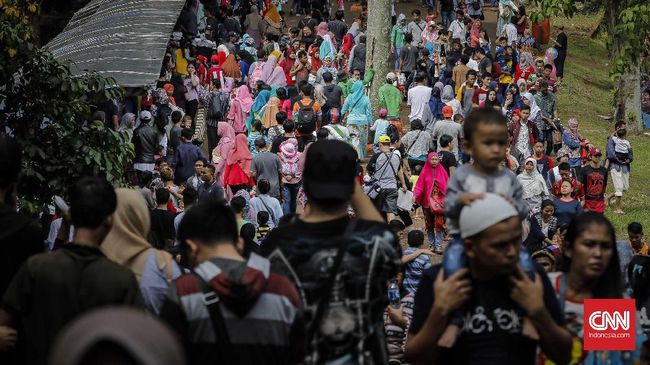Selain lokasinya yang mudah di jangkau warga Jakarta, Kebun Binatang Ragunan dipilih karena tarif masuknya yang cukup murah.