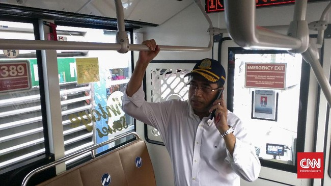 Menteri Perhubungan mendatangi Korps Lalu Lintas Mabes Polri, siang tadi. Ia melakukan video konferensi dengan sejumlah petugas yang berjaga di jalur mudik.