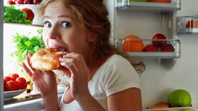 7 Kebiasaan Jelang Tidur yang Bikin BB Naik, Tak Cuma Ngemil