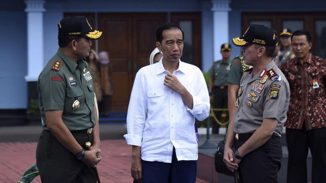 Presiden Jokowi sambangi warga saat menelusuri jalan sekitar Pasar Pon, Kota Surakarta, Jawa Tengah pada malam tahun baru 2024, Minggu (31/12) malam.
