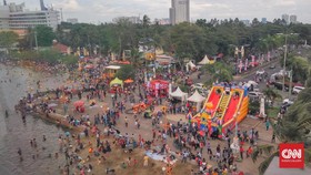 Menikmati 'Lautan Manusia' Ancol dari Angkasa
