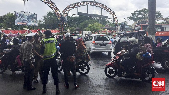 Ragunan ramai pengunjung. Namun, kepadatan lalu lintas di kebun binatang ini belum terlalu padat.