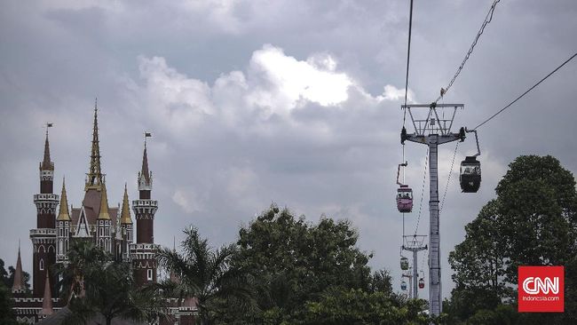 Sepanjang tahun lalu hanya ada 100 ribu wisatawan mancanegara yang datang. Apakah Taman Mini Indonesia Indah dirasa mereka kurang menarik?