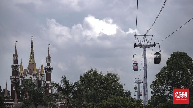 Kawasan wisata Taman Mini Indonesia Indah (TMII) dipadati lebih dari 65 ribu wisatawan di hari kedua Lebaran.