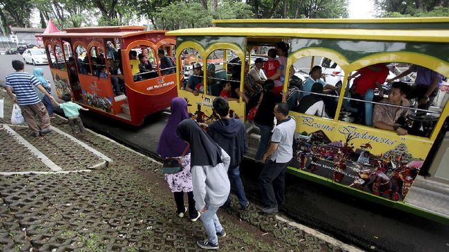 Ada kabar gembira bagi kita semua, karena kini wahana permainan Kereta Api Mini di TMII sudah kembali beroperasi.