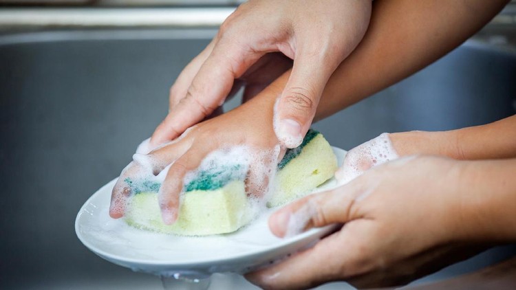 Pentingnya Libatkan Anak Beres-beres Rumah Saat ART Mudik Mengajak si kecil beberes rumah? Why not, Bun.