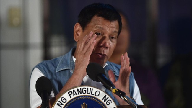 Presiden Filipina Rodrigo Duterte mengaku mengidap penyakit autoimun kronis yang menyebabkan salah satu kelopak matanya 'turun'.