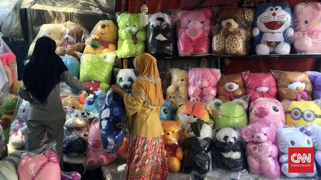 Pedagang mainan Di Pasar Gembrong, Jakarta, Selasa (27/6).