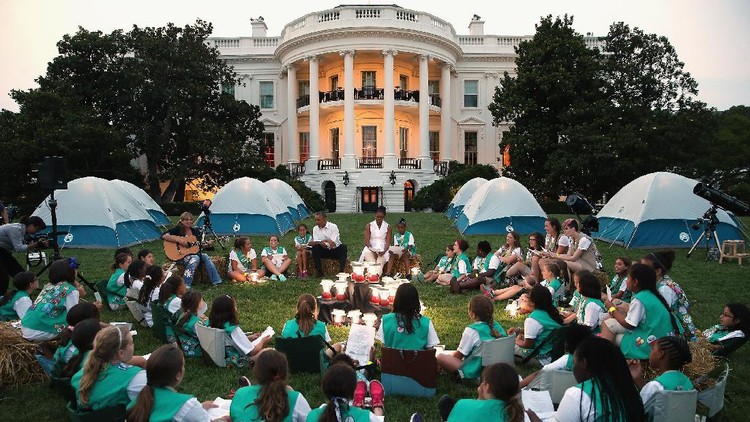 Gimana jadinya ya kalau bocah 11 tahun memotong rumput di halaman White House?