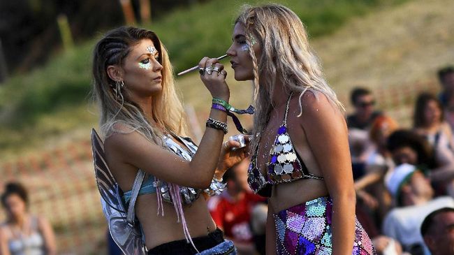 Berawal dari insiden kecil, glitter yang berkilauan di lidah jadi viral di Instagram. Publik pun membagi potret lidah-lidah yang berkilau berkat glitter.