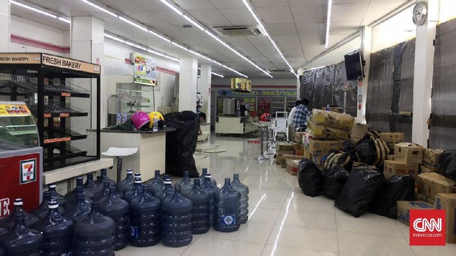 Seven Eleven saat ini tercatat memiliki utang pada tiga bank di tanah air dan satu bank yang berkantor di Singapura.